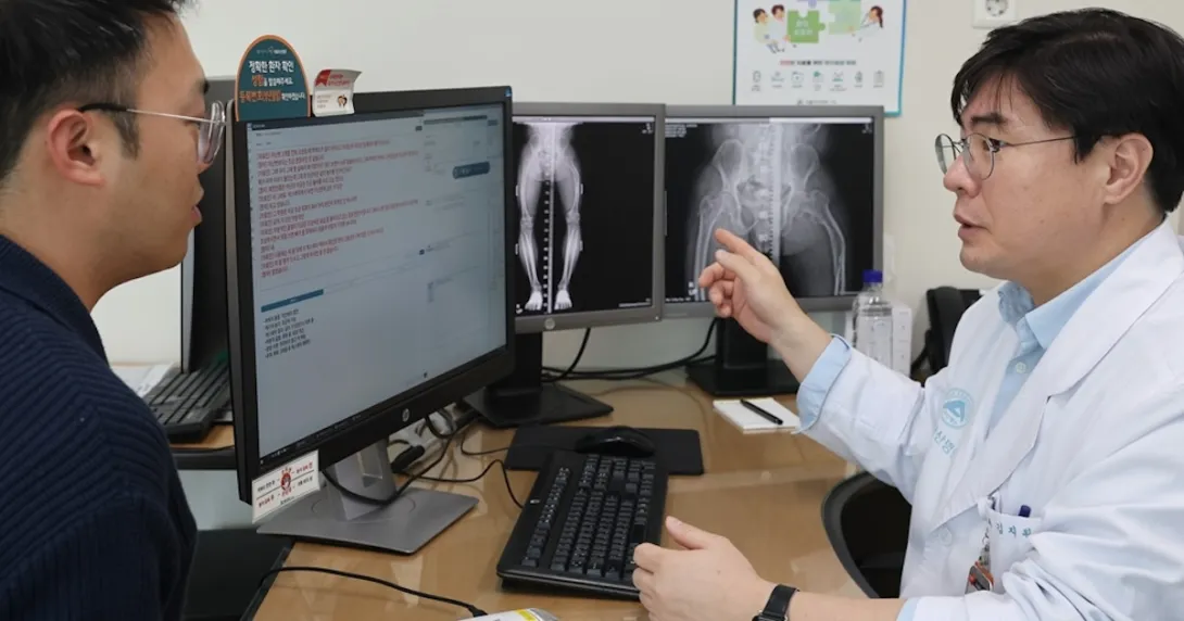 An AI scribe runs in the background during a clinic consultation