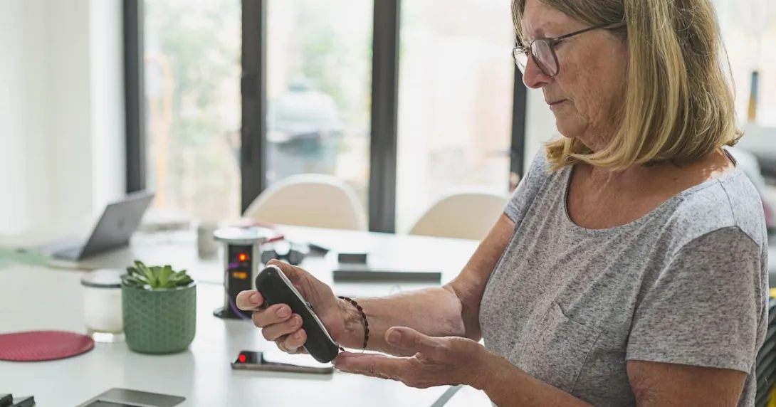 A person with diabetes checking her blood glucose.